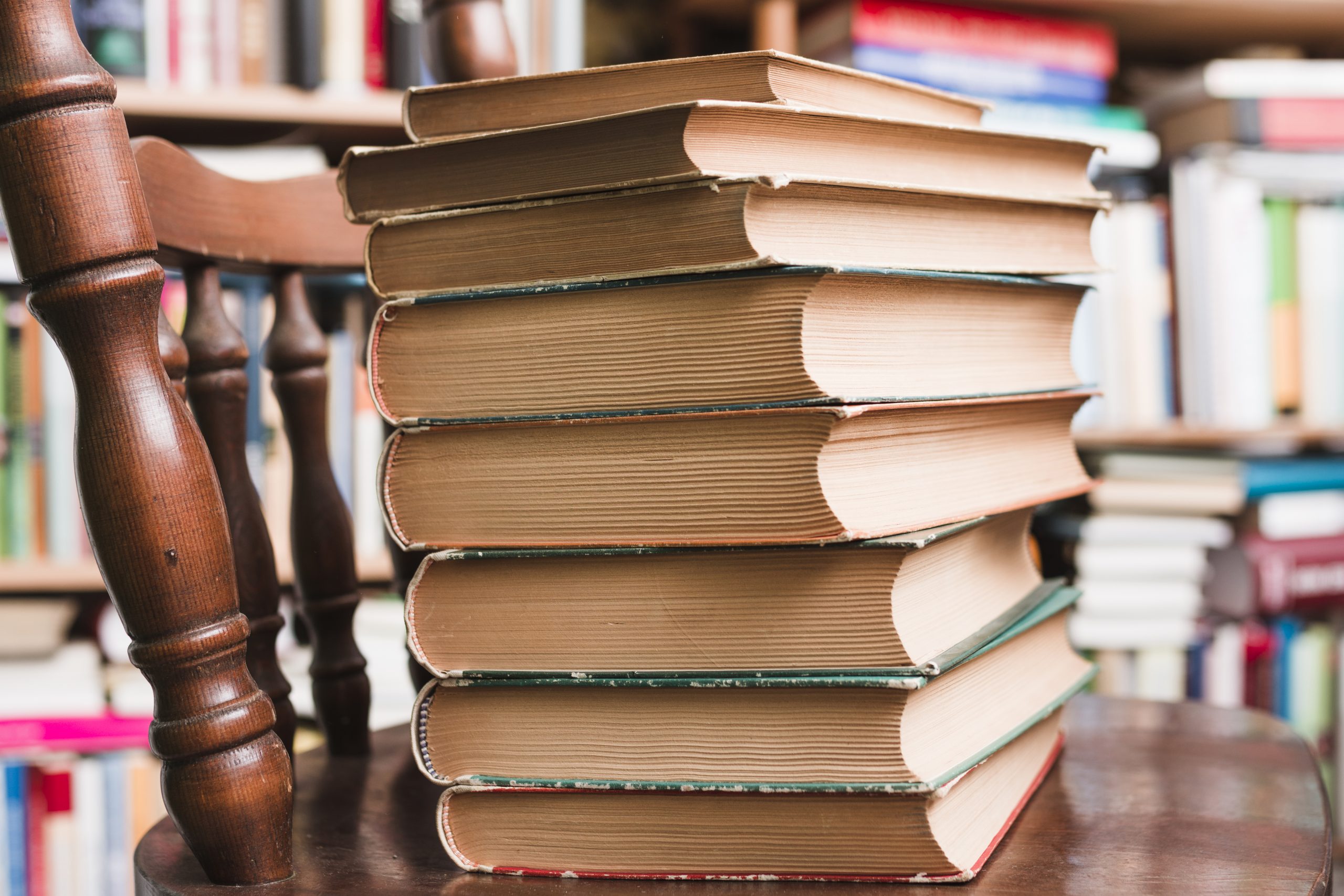 pile-livres-chaise